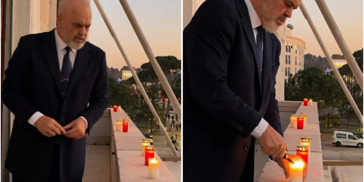 Protestuesit jashtë Kuvendit, Edi Rama befason del në ballkon dhe ndez qiri për….