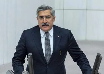 Tërmeti tragjik nuk kursen askënd/ Deputeti turk: 2 vëllezërit, motra ime dhe fëmijët nën rrënoja…