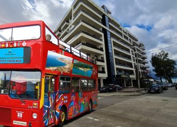 Ndodh risia/ Vjen autobusi turistik: Njësoj si në Londër, shijojeni në qytetin shqiptar…