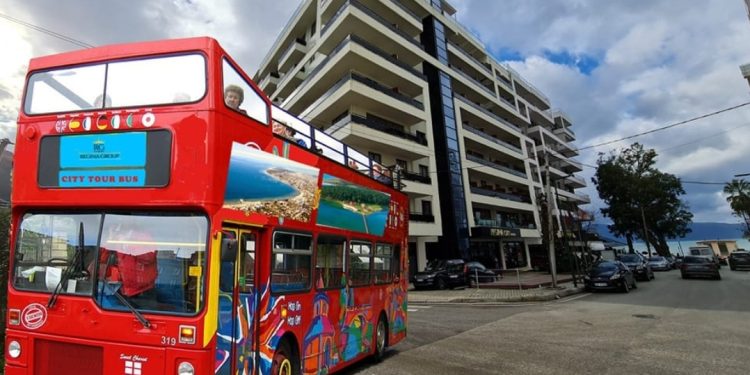Ndodh risia/ Vjen autobusi turistik: Njësoj si në Londër, shijojeni në qytetin shqiptar…