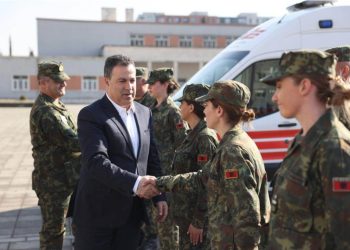 Ministri Peleshi takon efektivët e kthyer nga misioni në Turqi: Në ditë të vështira…