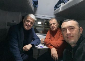 Pandeli Majko niset drejt Ukrainës, në tren dhe dy deputetët socialistë për…