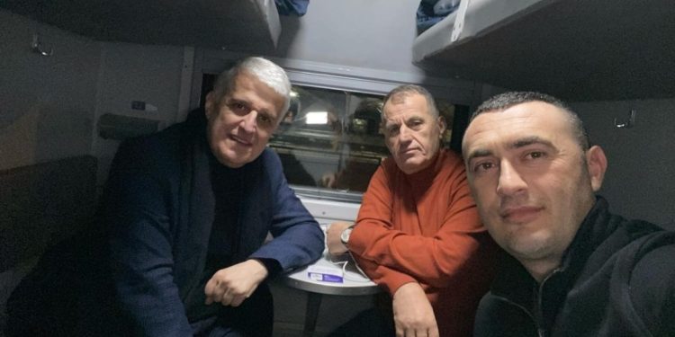 Pandeli Majko niset drejt Ukrainës, në tren dhe dy deputetët socialistë për…