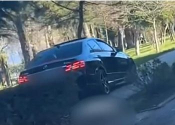 Me Benz mbi trotuar dhe me shpejtësi “skëterrë”, shoferi në Pogradec e pëson keq nga policia…