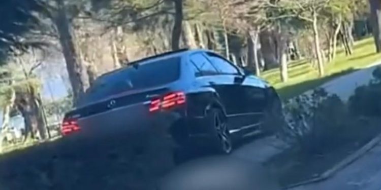 Me Benz mbi trotuar dhe me shpejtësi “skëterrë”, shoferi në Pogradec e pëson keq nga policia…