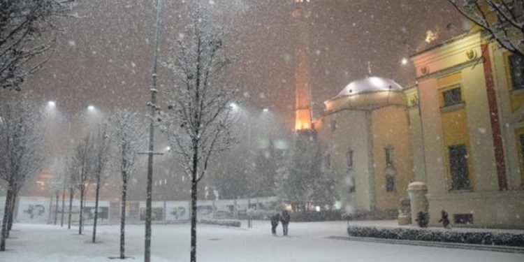 Temperatura -10 gradë/ Shqipëria “mbërthehet” nga acari: A do bjerë dëborë në Tiranë?