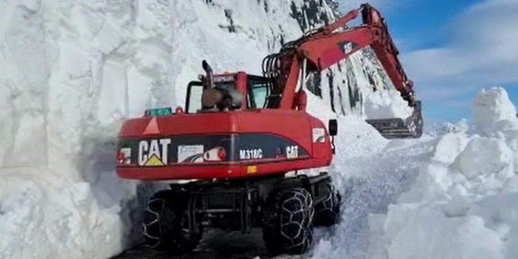 Dendësia arrin mbi 1 metër dëborë, ARRSH njofton hapjen e rrugës për të gjitha…