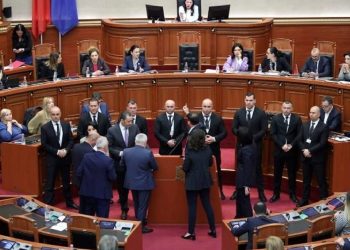 Kërkohet PËRJASHTIMI i 6 deputetëve të PD, ai që i “frynte bilbilit” e pëson më keq…