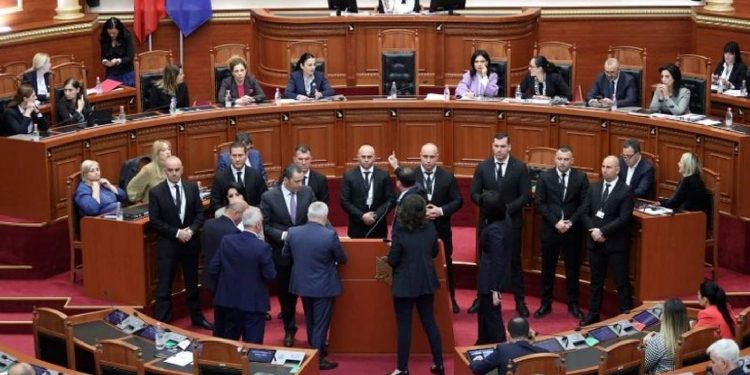 Kërkohet PËRJASHTIMI i 6 deputetëve të PD, ai që i “frynte bilbilit” e pëson më keq…