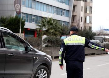 “Do të gjobiten mjetet me xhama të zinj”, shefi i qarkullimit paralajmëron shoferët: Nis…