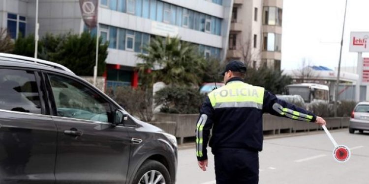 “Do të gjobiten mjetet me xhama të zinj”, shefi i qarkullimit paralajmëron shoferët: Nis…
