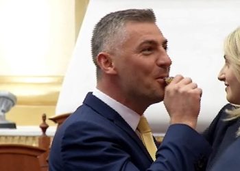 Pasioni për polic? Tensione në Kuvend, deputeti i PD nxjerr bilbilin dhe nis të fishkëllejë…