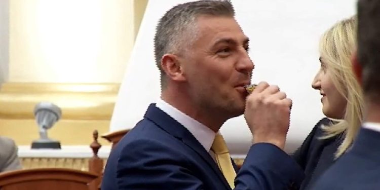 Pasioni për polic? Tensione në Kuvend, deputeti i PD nxjerr bilbilin dhe nis të fishkëllejë…