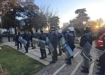 Protesta e Berishës/ 1 mijë efektivë policie “blindojnë” Kuvendin! Autoboti me ujë ndërhyn nëse…