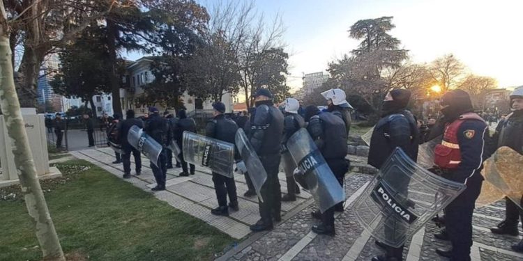 Protesta e Berishës/ 1 mijë efektivë policie “blindojnë” Kuvendin! Autoboti me ujë ndërhyn nëse…