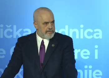 Konferenca nis me probleme/ Rama nuk dëgjohet në sallë: Dhe unë të ndezur e kisha…