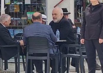 Ankth për emrat e kandidatëve socialistë, Edi Rama shfaqet në kafe në “mes” të Vlorës me…