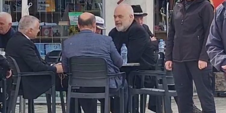 Ankth për emrat e kandidatëve socialistë, Edi Rama shfaqet në kafe në “mes” të Vlorës me…