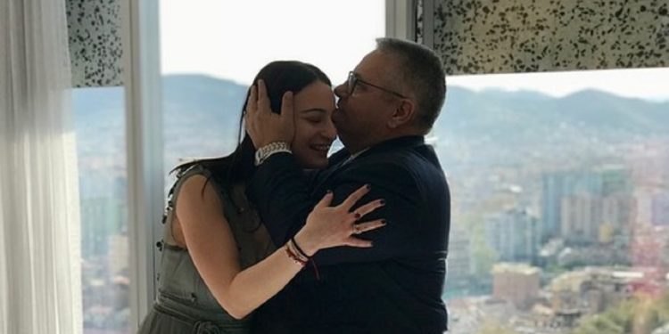 2 vite pa të atin/ Vajza e Bashkim Finos bën dedikimin prekës: Na mungon i shtrenjti…