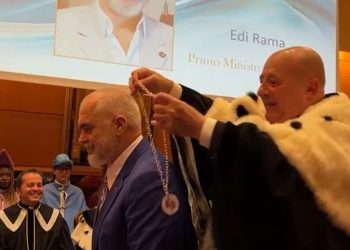 Rama nderohet me çmim në Itali, ulet në gjunjë në momentin kur i varet në qafë…