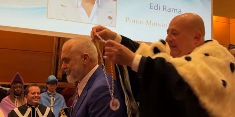 Rama nderohet me çmim në Itali, ulet në gjunjë në momentin kur i varet në qafë…