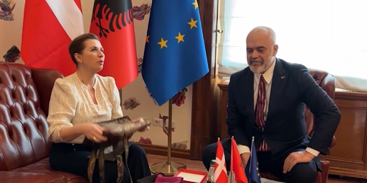 Kryeministrja daneze mahnitet nga pikturat e Ramës: Nuk kisha parë kurrë një…