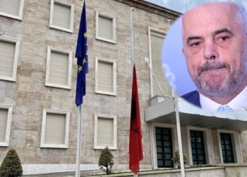 Flamuri Shqiptar gjysmë shtizë, vendimi i qeverisë Rama: Sot kapërcejmë kufijtë tanë…