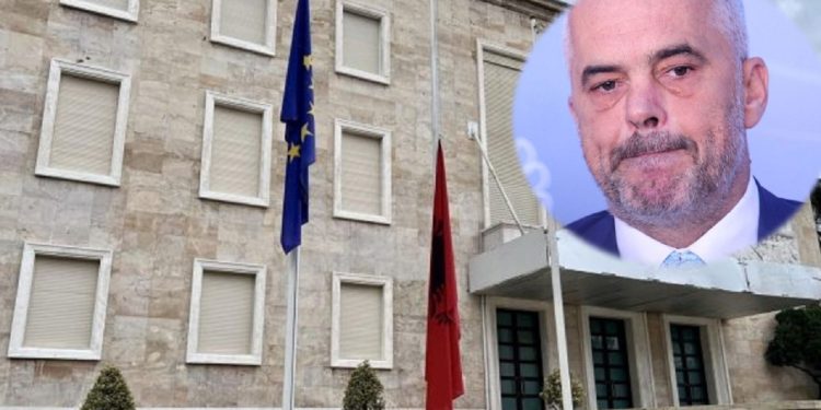 Flamuri Shqiptar gjysmë shtizë, vendimi i qeverisë Rama: Sot kapërcejmë kufijtë tanë…