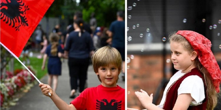 Australia “vishet” kuqezi, ngjarja më e madhe tradicionale në festivalin e të korrave shqiptare…