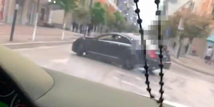 Shpejtësi dhe manovra të rrezikshme në mes rrugës, 28-vjeçari Fierak e pëson keq nga Policia…