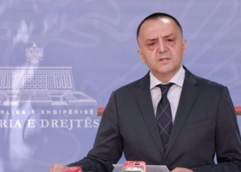 E bujshme/ Largohet Artan Lame, “qeveria Rama” ia beson Kadastrën drejtoreshës së re…