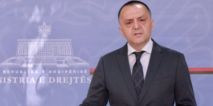 E bujshme/ Largohet Artan Lame, “qeveria Rama” ia beson Kadastrën drejtoreshës së re…