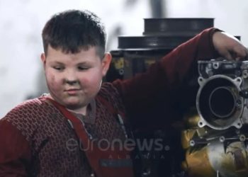 “Fitoj 20 mijë lekë në javë”/ Ky është 8-vjeçari që punon si mekanik në Berat, rast i rrallë që…