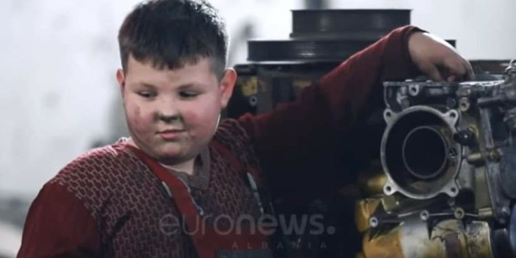“Fitoj 20 mijë lekë në javë”/ Ky është 8-vjeçari që punon si mekanik në Berat, rast i rrallë që…