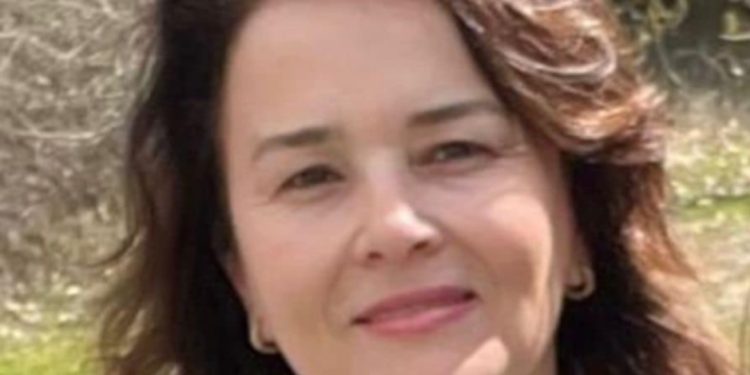 Del FOTO, kjo është drejtoresha e shkollës në Durrës që humbi jetën nga korenti në dush…