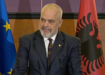 “Pa dyshim! Jemi të parët”/ Rama nderon me “Yllin e Mirënjohjes Publike” shtatë…