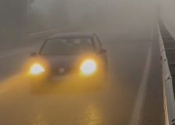 Mjegulla “pushton” të gjithë zonën, policia thirrje për shoferët që udhëtojnë drejt…