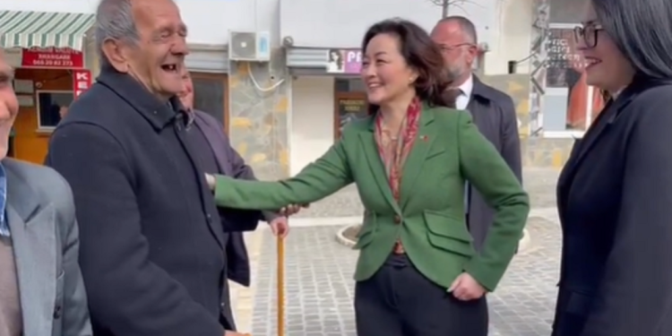 Yuri Kim viziton Roskovecin, pensionisti i lë një porosi: “Kijeni kujdes Shqipërinë, është…