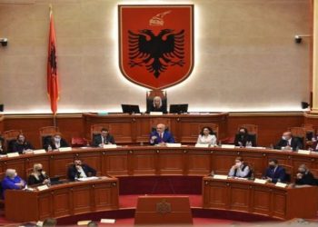E bujshme/ Integrimi “bashkon” dy grupet e PD dhe PS, Kuvendi voton ligje të rëndësishme…