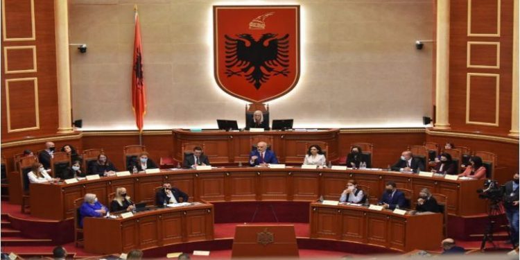 E bujshme/ Integrimi “bashkon” dy grupet e PD dhe PS, Kuvendi voton ligje të rëndësishme…