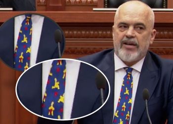 Habiten të gjithë! Rama tërheq vëmendjen me kollaren e veçantë në Kuvend. Shfaqet…