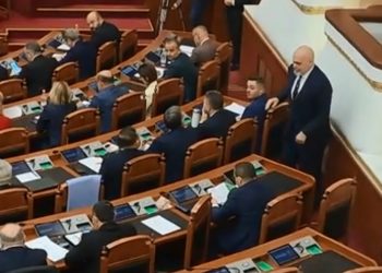 Lëvizje e papritur/ Rama lë karrigen e Kryeministrit dhe bën gjestin epik duke u ulur afër…