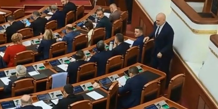 Lëvizje e papritur/ Rama lë karrigen e Kryeministrit dhe bën gjestin epik duke u ulur afër…
