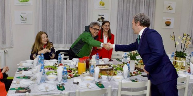 Gjest gjembullor i socialistit/ I zgjat dorën rivalit Bardh Spahisë: Një mundësi për…