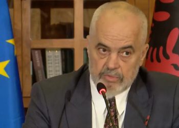 Rama paralajmëron sipërmarrësit për pagat e punonjësve, shigjeton edhe gjykatësit…