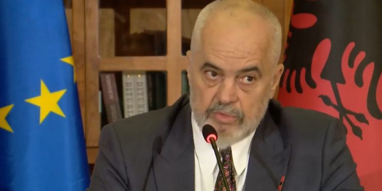 Rama paralajmëron sipërmarrësit për pagat e punonjësve, shigjeton edhe gjykatësit…