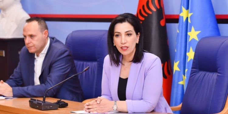 Ndryshim i madh tek shkollat/ Ministria Kushi e zbulon: Nis zbatimin, matësi për…