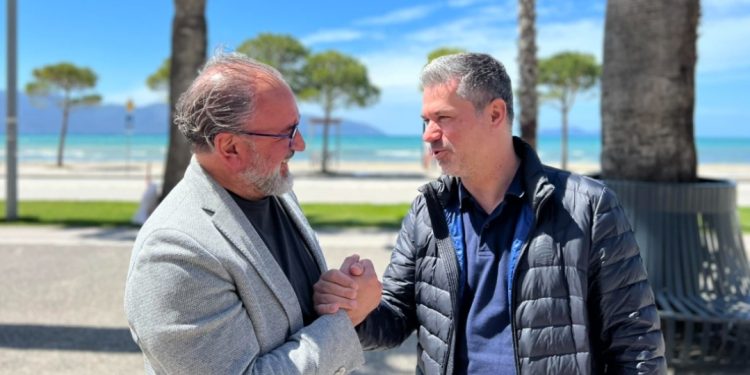 Dritan Leli bën gjestin e veçantë, i shtrëngon dorën kandidatit të PS: Vlora me ty shton…