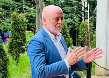 Rivali ja kapi djalin duke shpërndarë ushqime me furgon, reagon kandidati i PS në Has: I ndamë për…