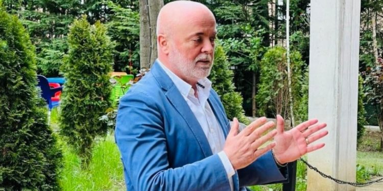 Rivali ja kapi djalin duke shpërndarë ushqime me furgon, reagon kandidati i PS në Has: I ndamë për…
